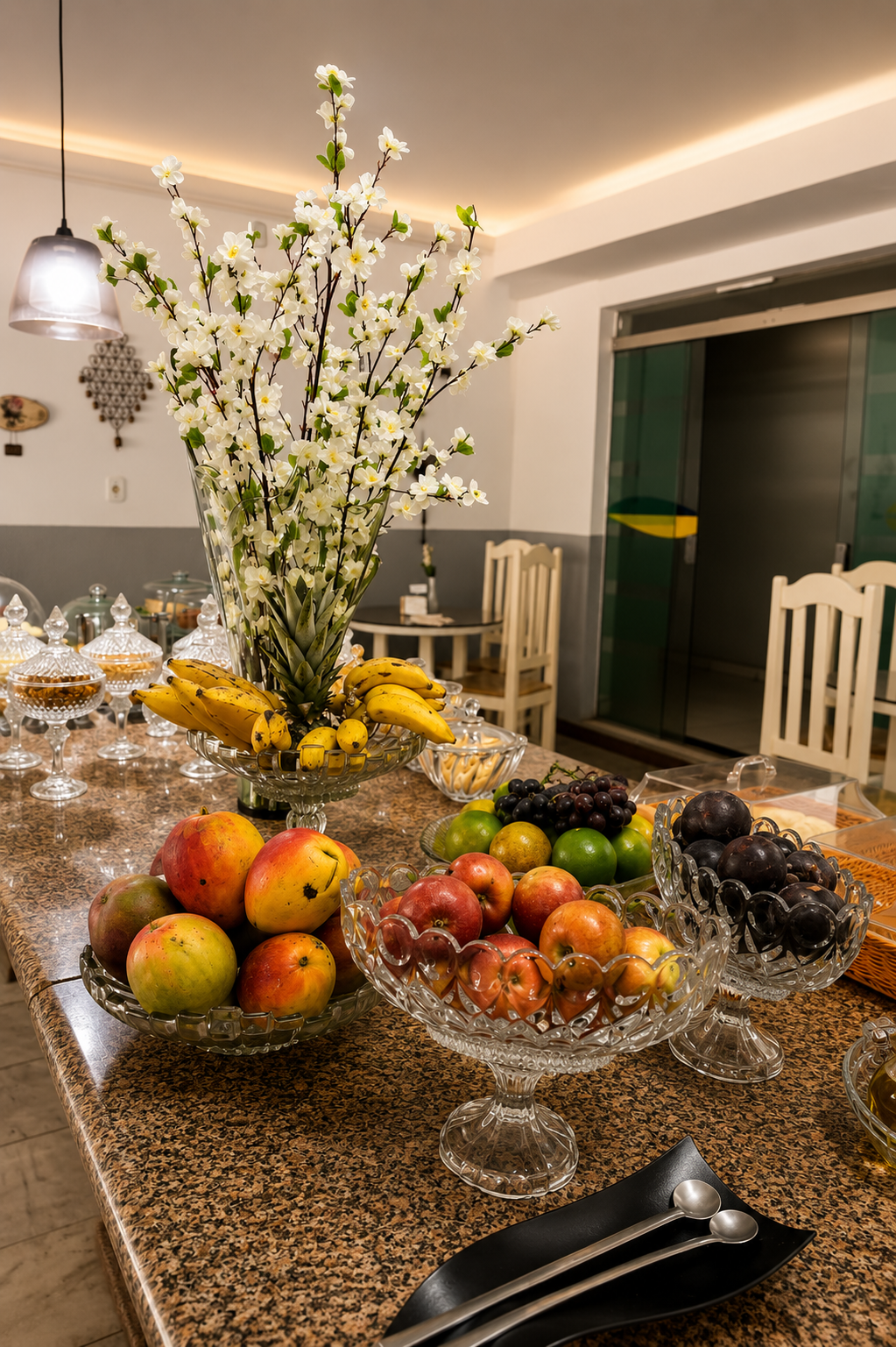 Frutas e itens do café da manhã
